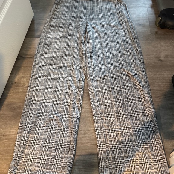 Max Studio houndstooth Wide-Leg Trousers in Black & White. Elastic waist. - Picture 2 of 11
